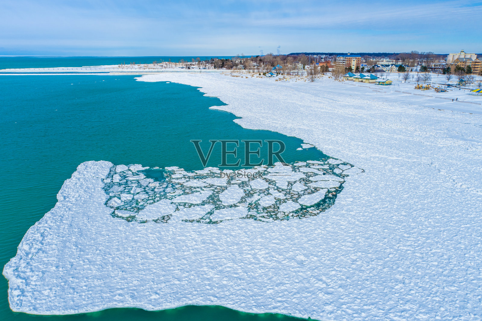 鸟瞰图的冰覆盖的码头和灯塔-密歇根湖照片摄影图片