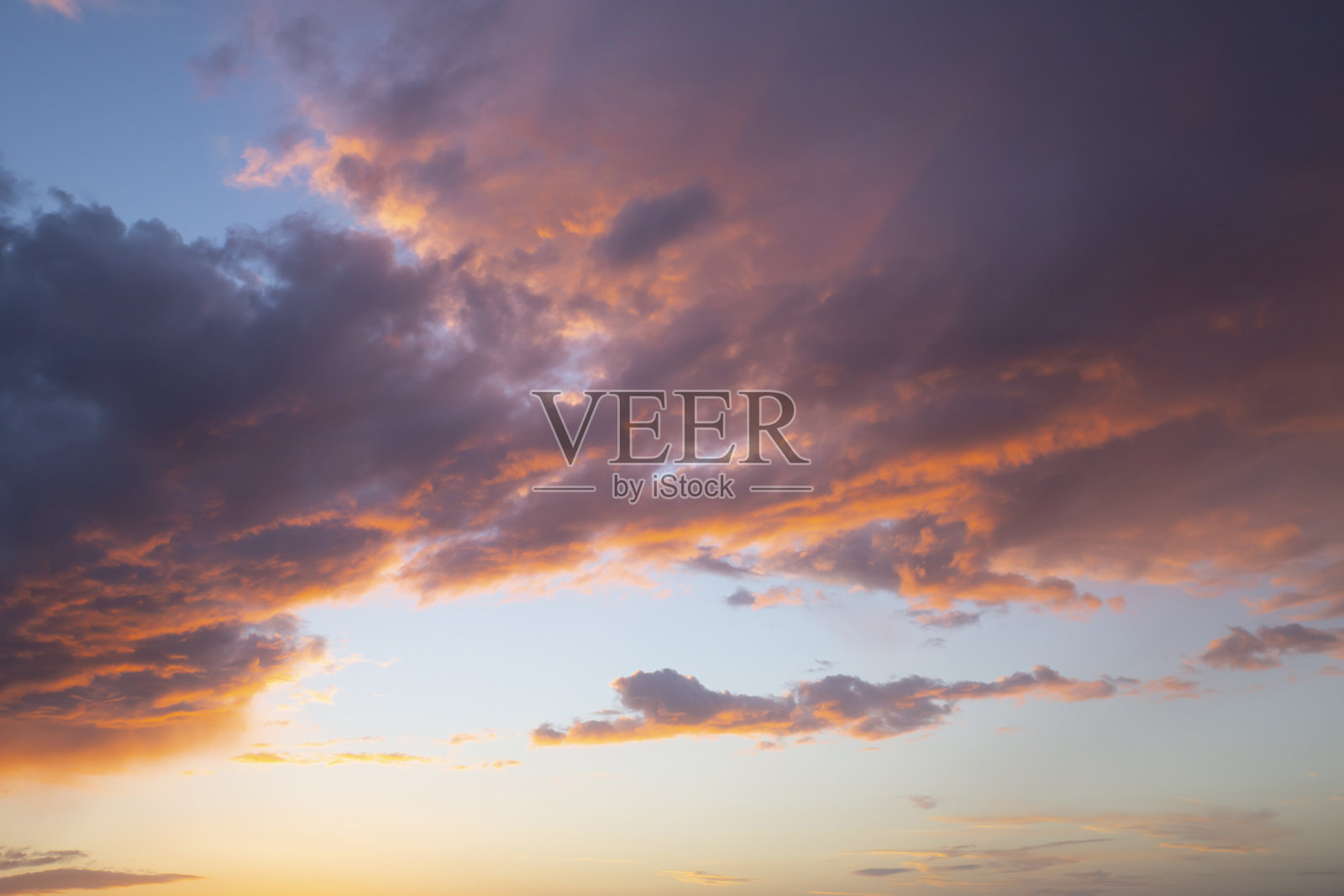 日落时海面上的卷云照片摄影图片