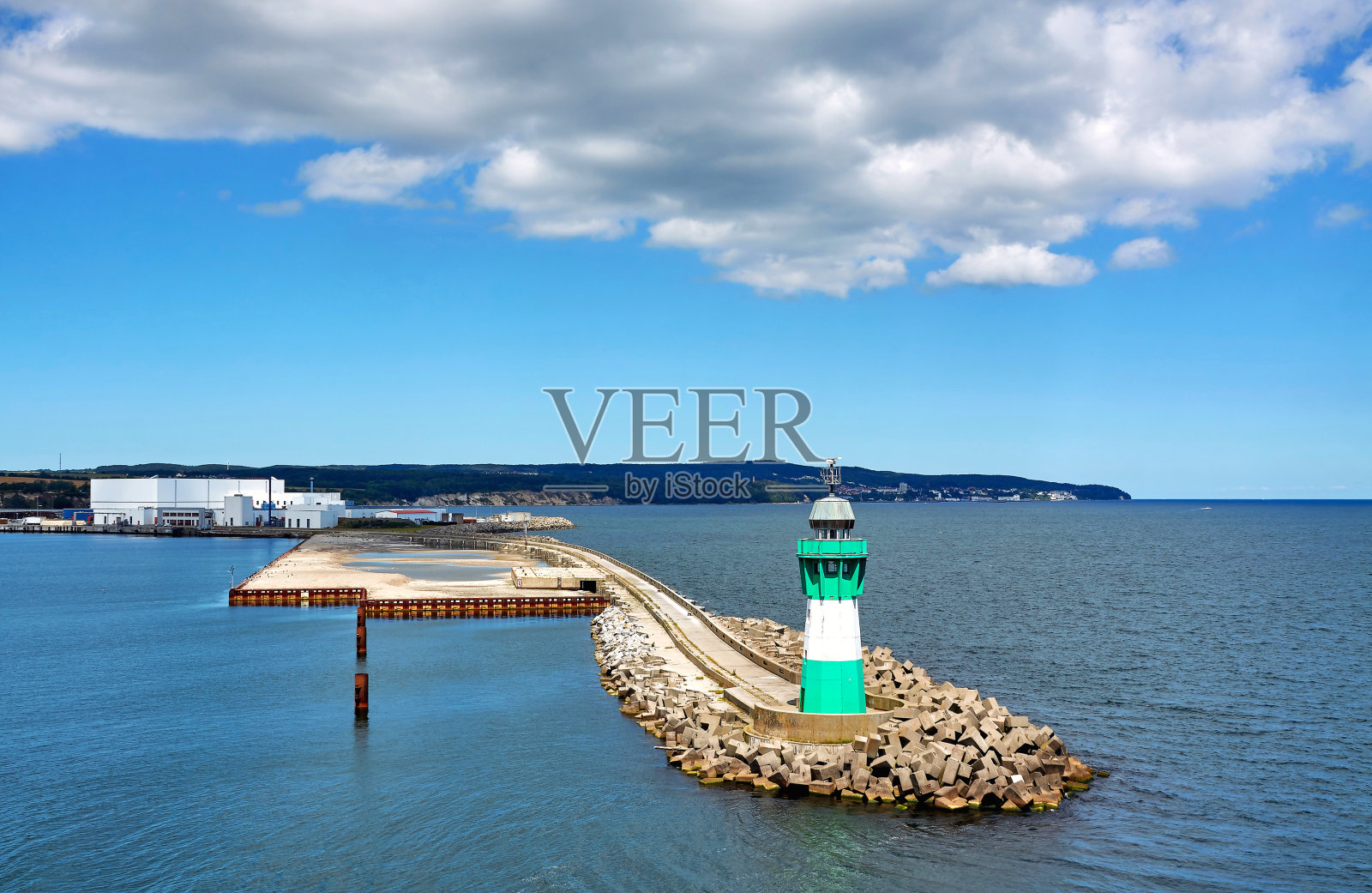 德国萨斯尼茨港口码头上的灯塔照片摄影图片