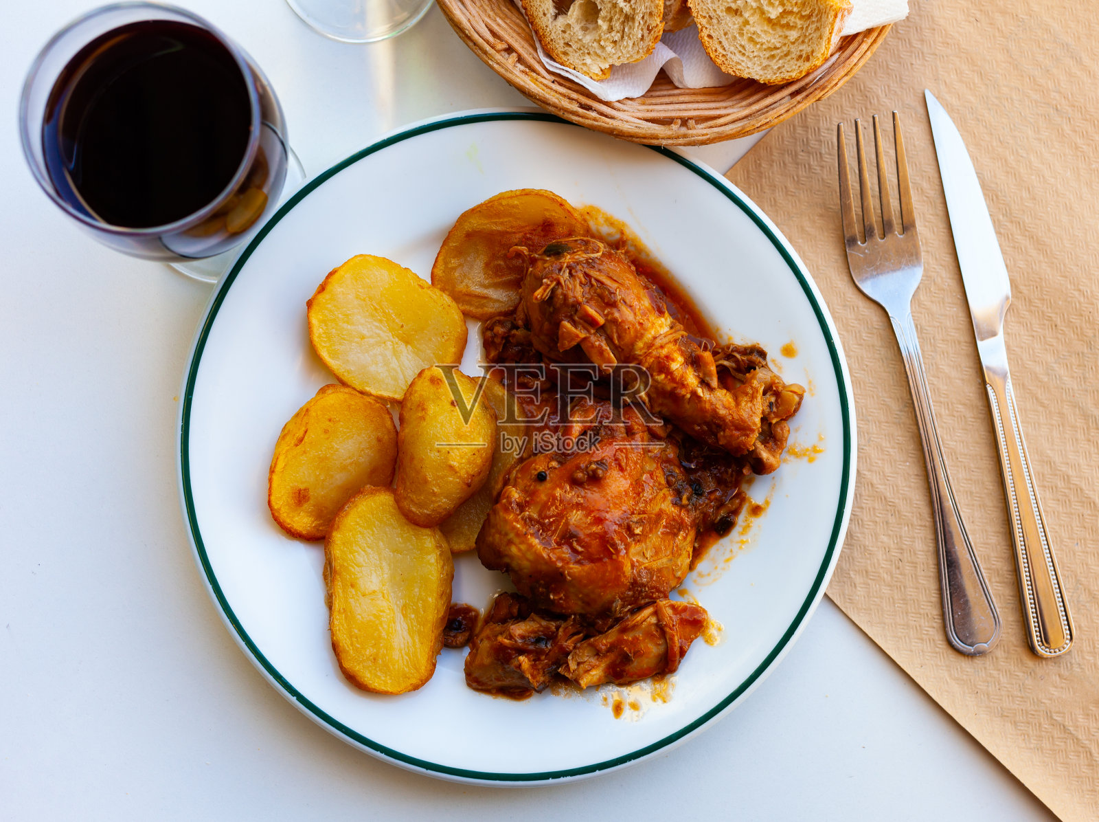 鸡腿配土豆和酱汁照片摄影图片