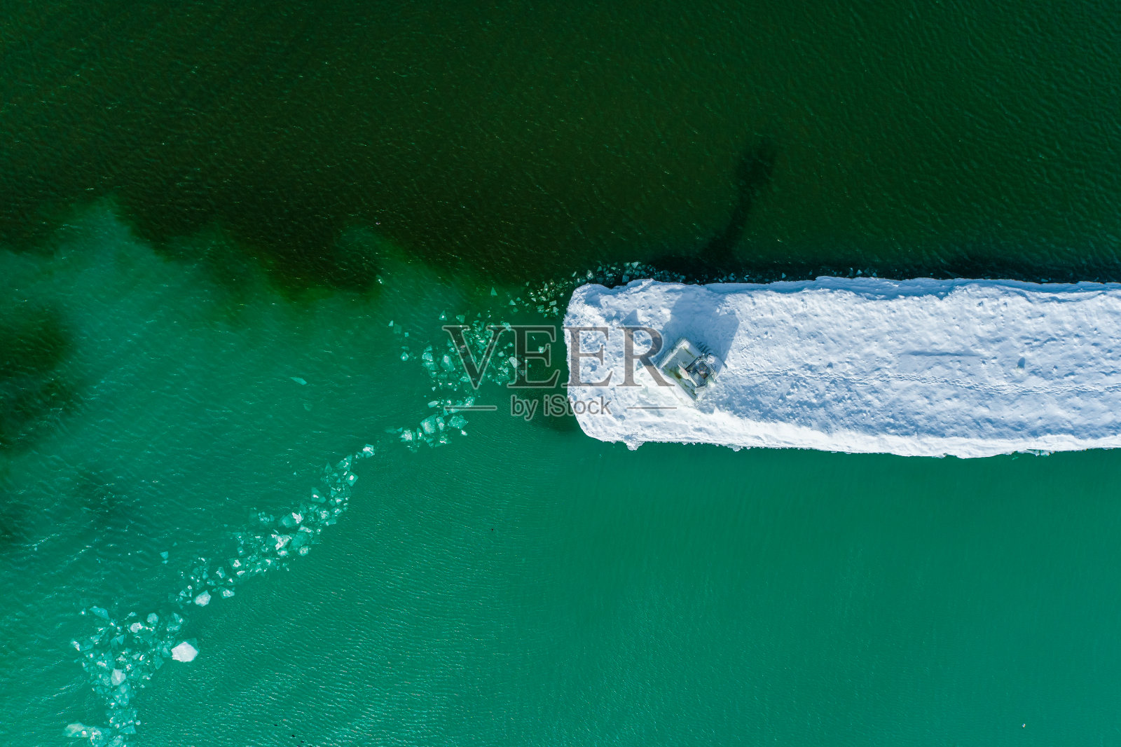 空中俯瞰密歇根湖上的冰码头和灯塔照片摄影图片