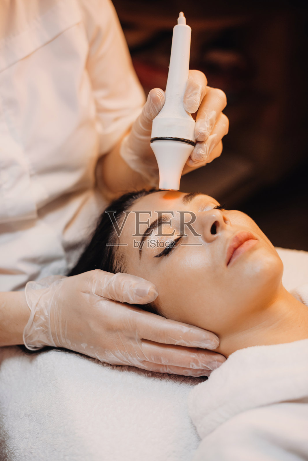 一个年轻的白人女性在水疗沙龙做了面部皮肤护理照片摄影图片