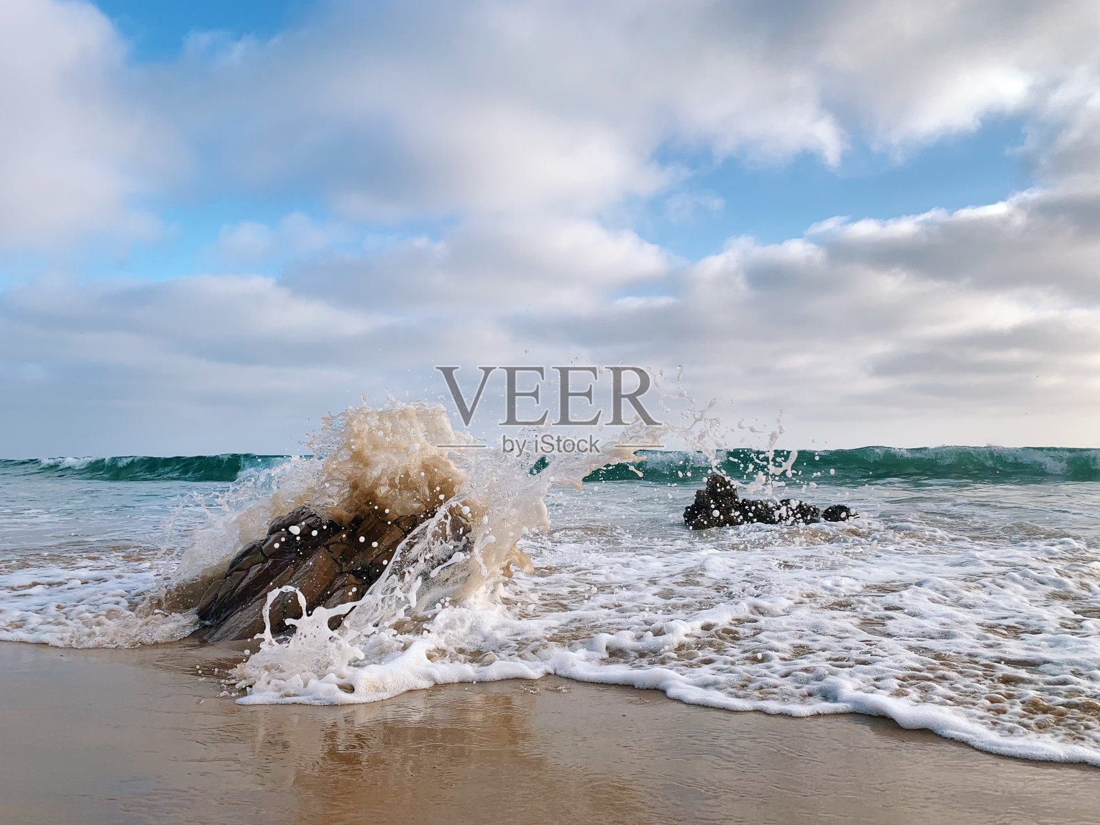 海浪冲击着海滩上的岩石照片摄影图片