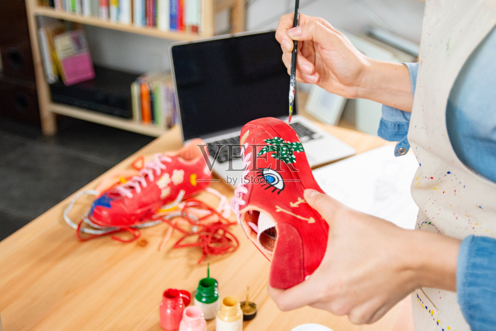 女企业家用小生意定制运动鞋，有时尚意识的项目照片摄影图片