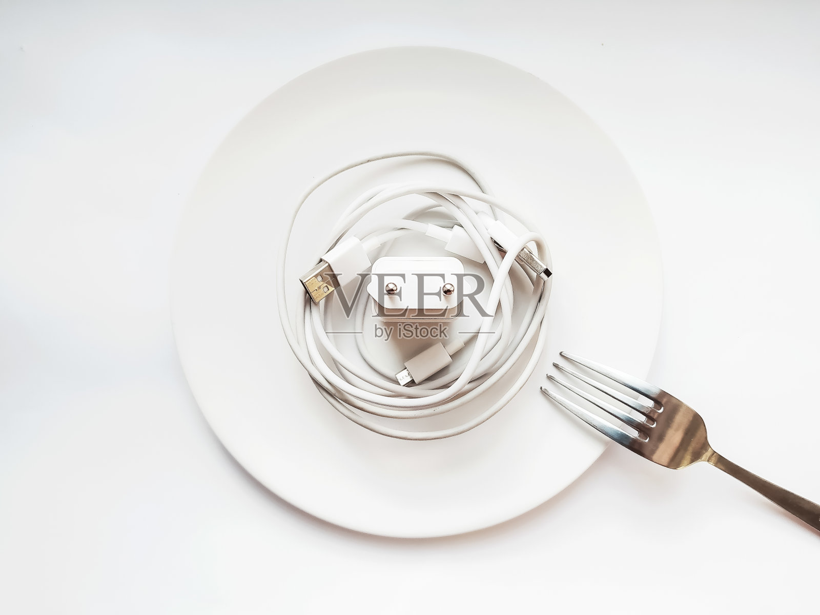 能源:白色板上的白色电线和插头。必要的食物照片摄影图片