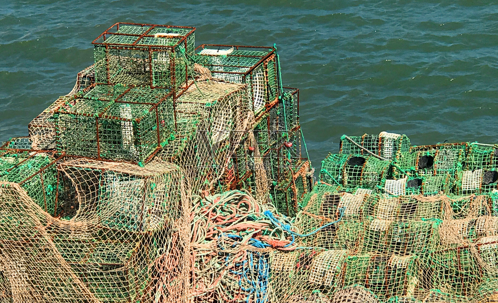 在欧洲南部的一个港口里捕鱼照片摄影图片