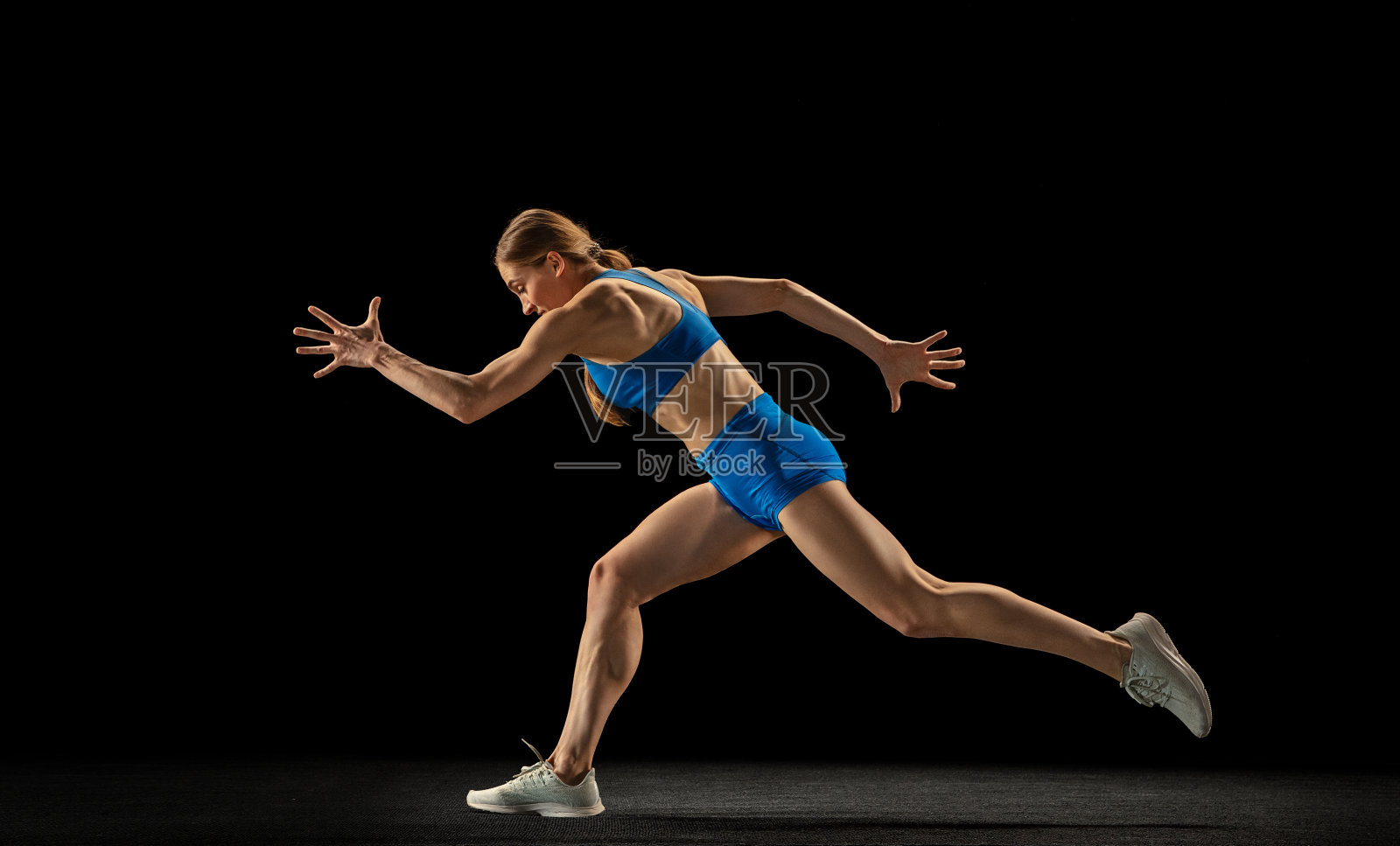 活跃的女性，田径运动员训练孤立的黑人演播室背景。照片摄影图片