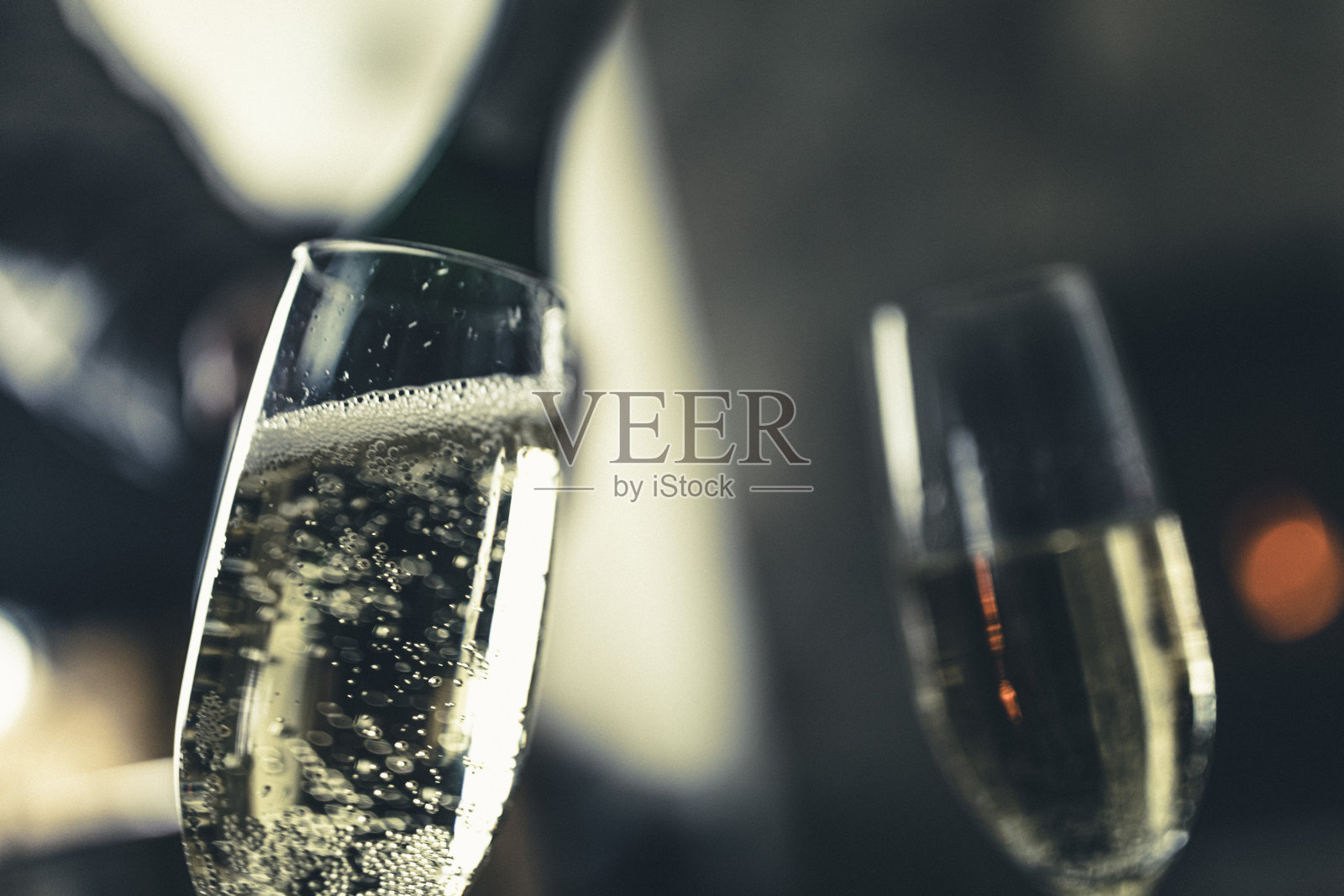 光明的日子! !背景是一瓶冰冻的起泡酒，前景是两杯。照片摄影图片