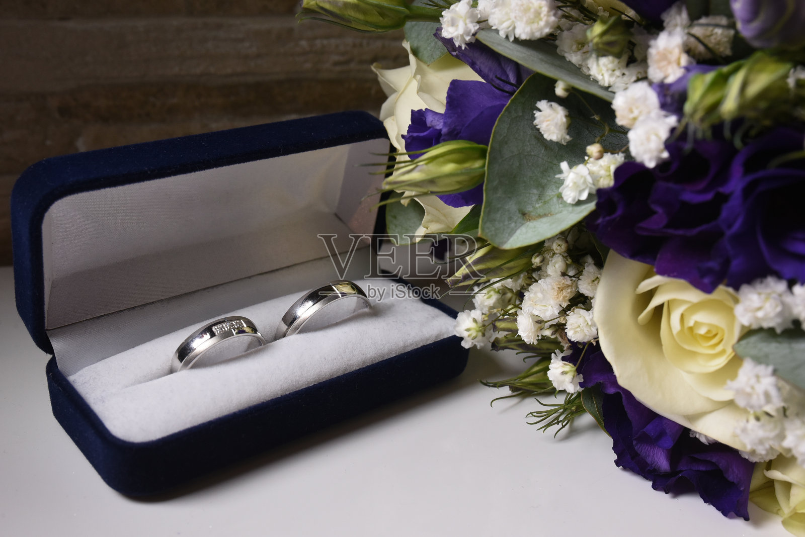 结婚戒指与鲜花照片摄影图片