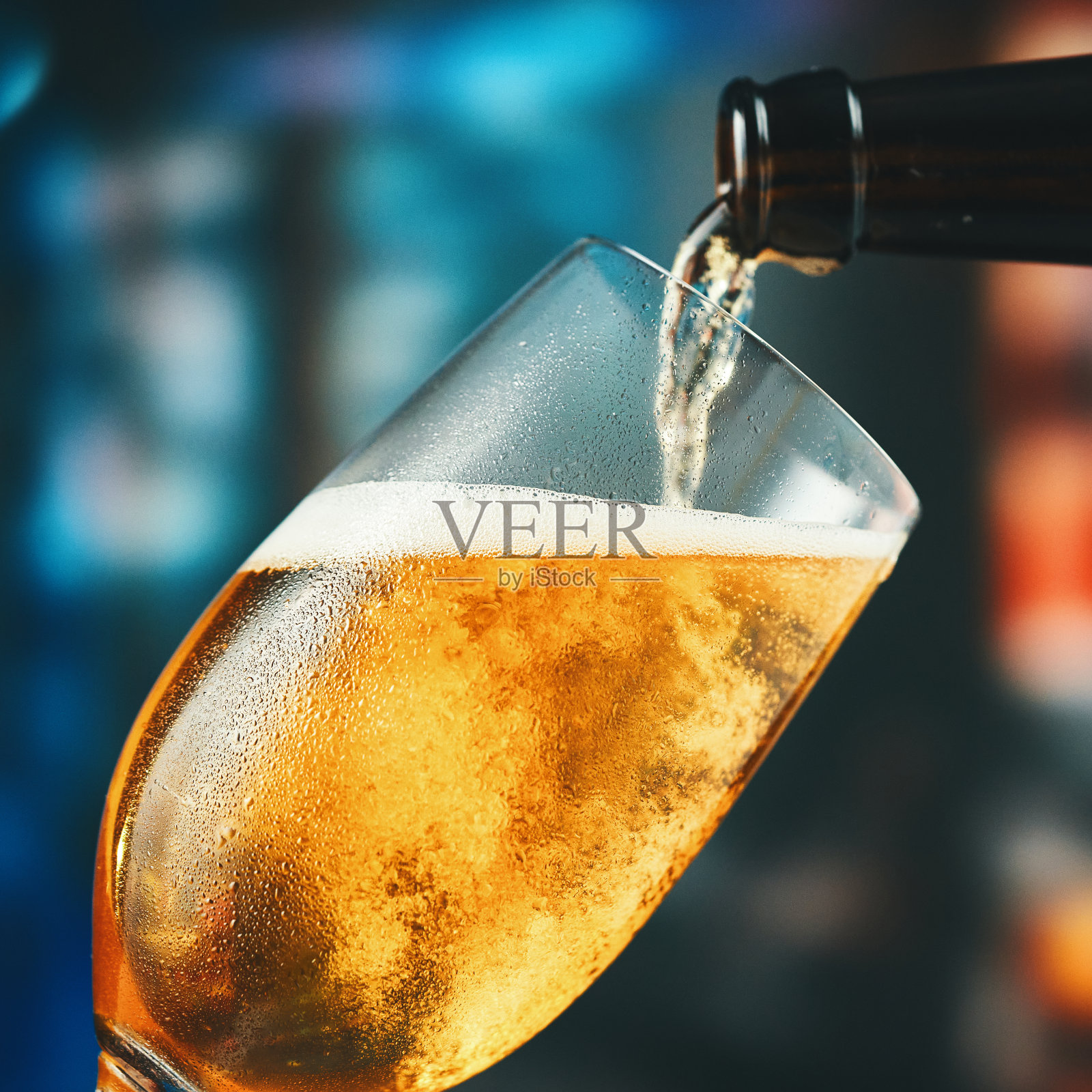 往玻璃杯里倒啤酒照片摄影图片