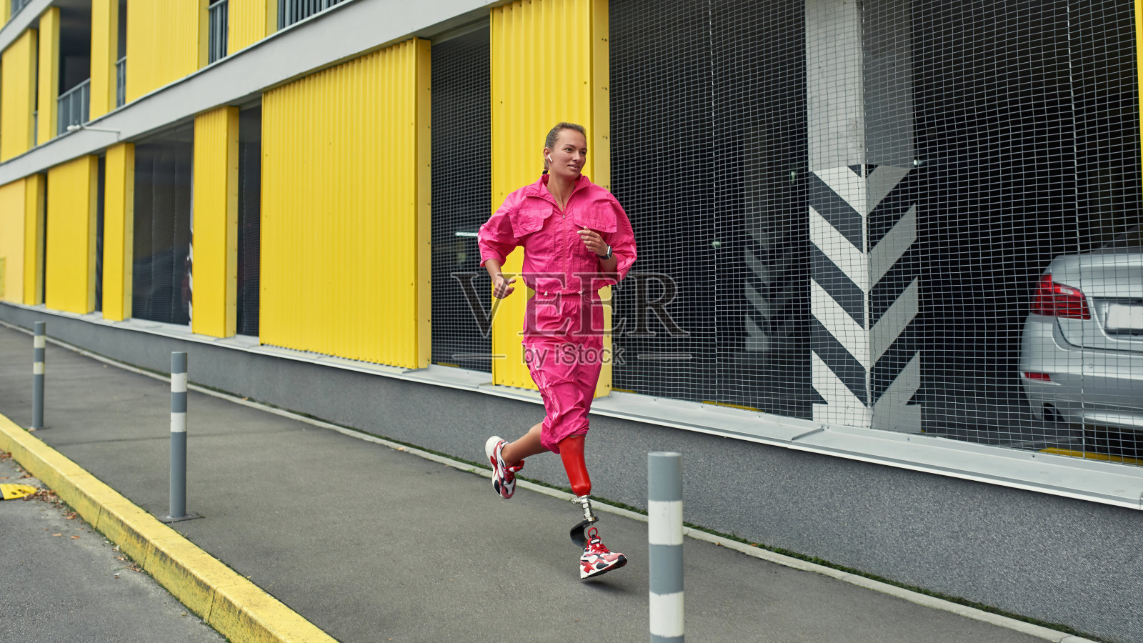 有仿生腿的年轻残疾女运动员照片摄影图片