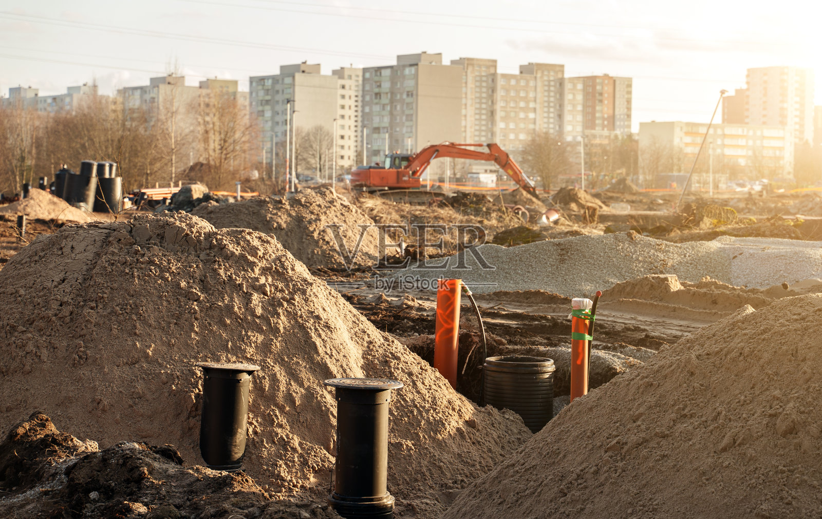 重建休闲公园。安装下水道孔。照片摄影图片