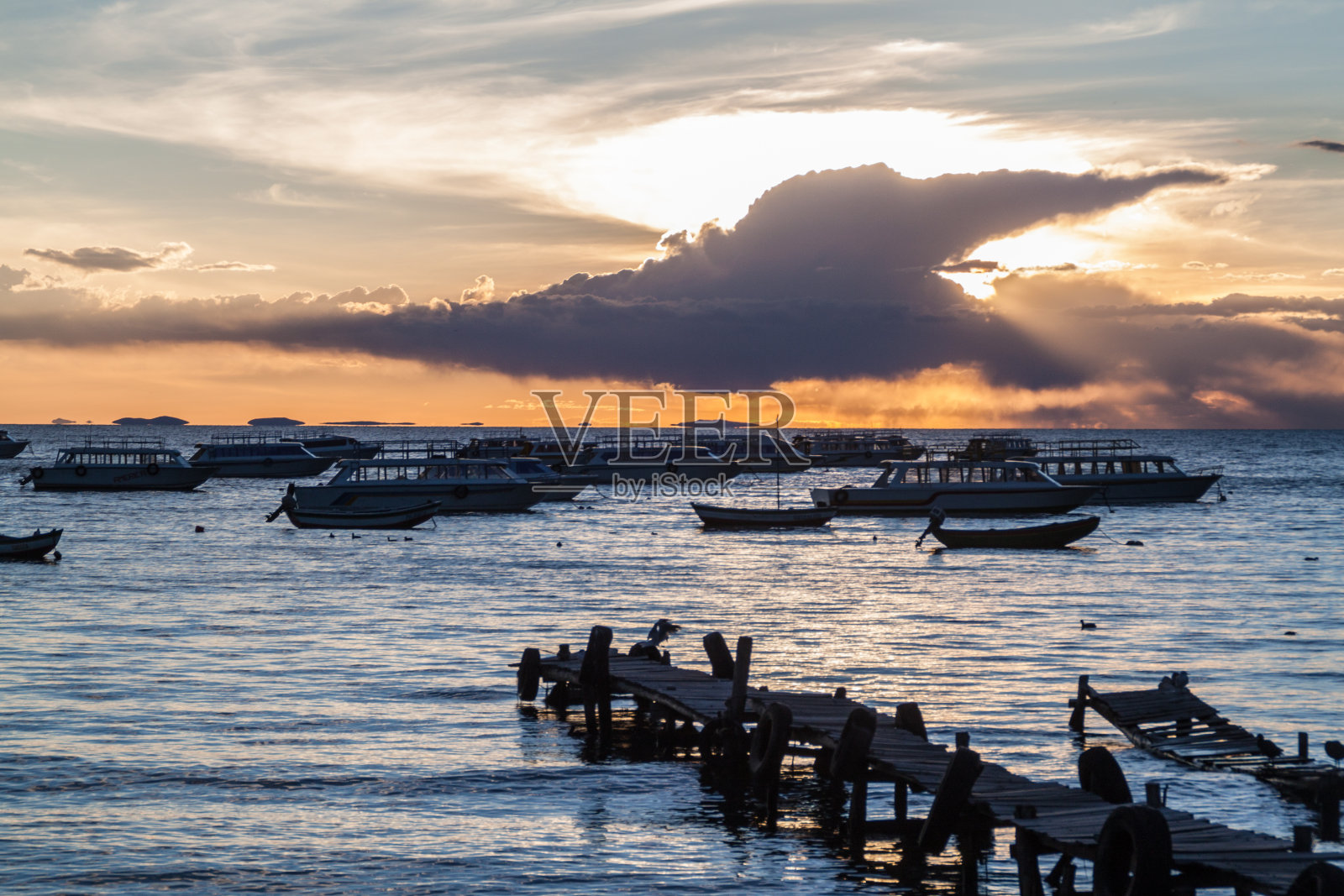 玻利维亚的喀喀湖上科帕卡巴纳镇的一个港口的日落照片摄影图片