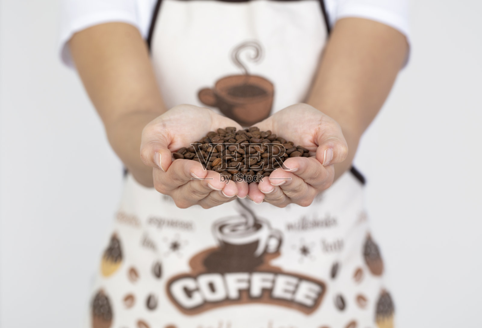 咖啡师的咖啡豆在白色的背景上。照片摄影图片