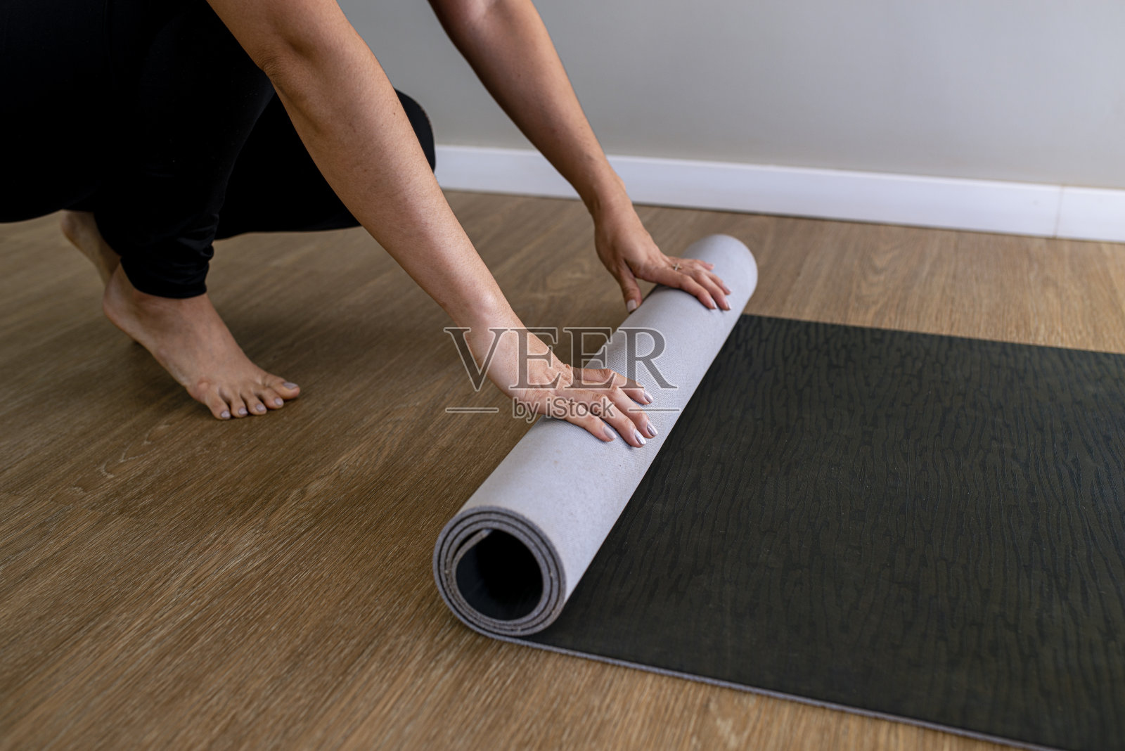 女人包裹瑜伽垫的细节照片摄影图片