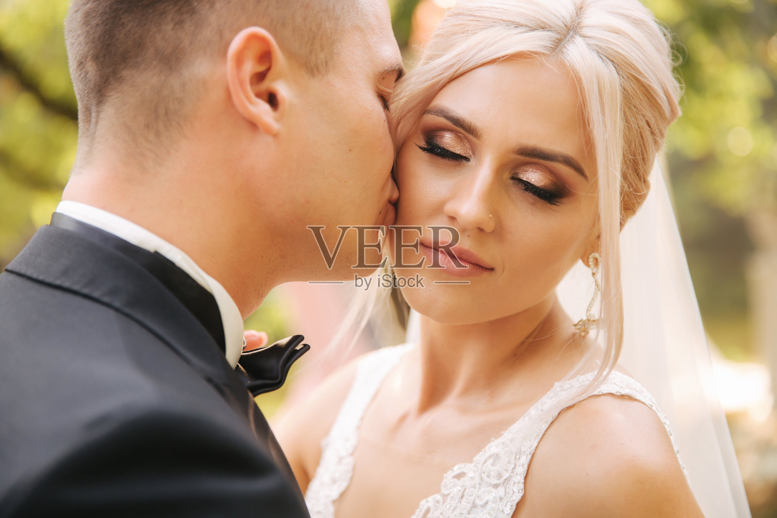 新郎和新娘的特写。新婚夫妇的肖像照片摄影图片