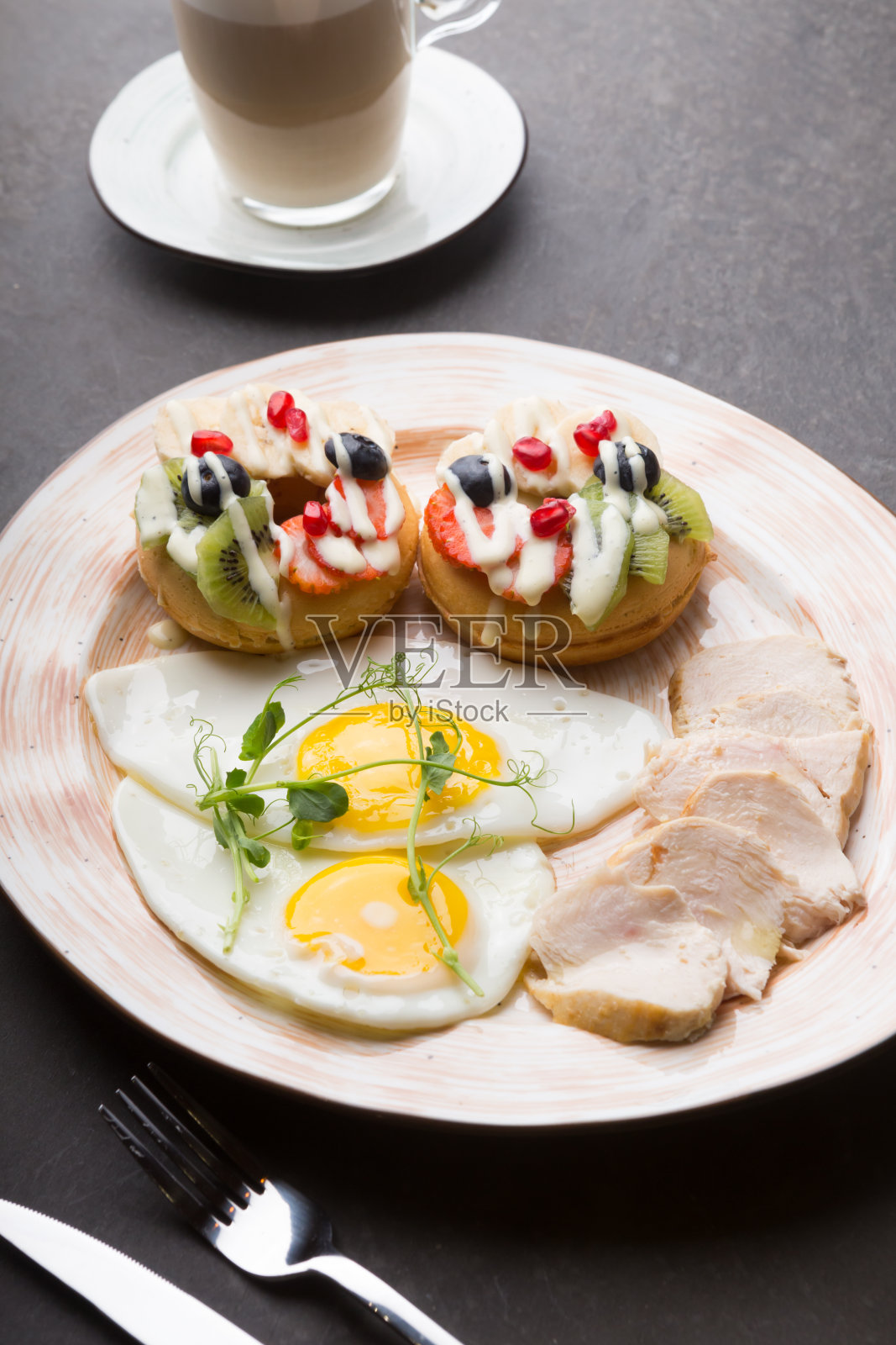 新鲜的甜甜甜圈装饰的水果和浆果的早餐照片摄影图片