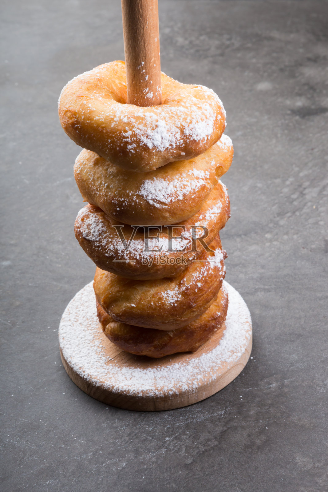 油炸甜甜圈套上了糖粉照片摄影图片