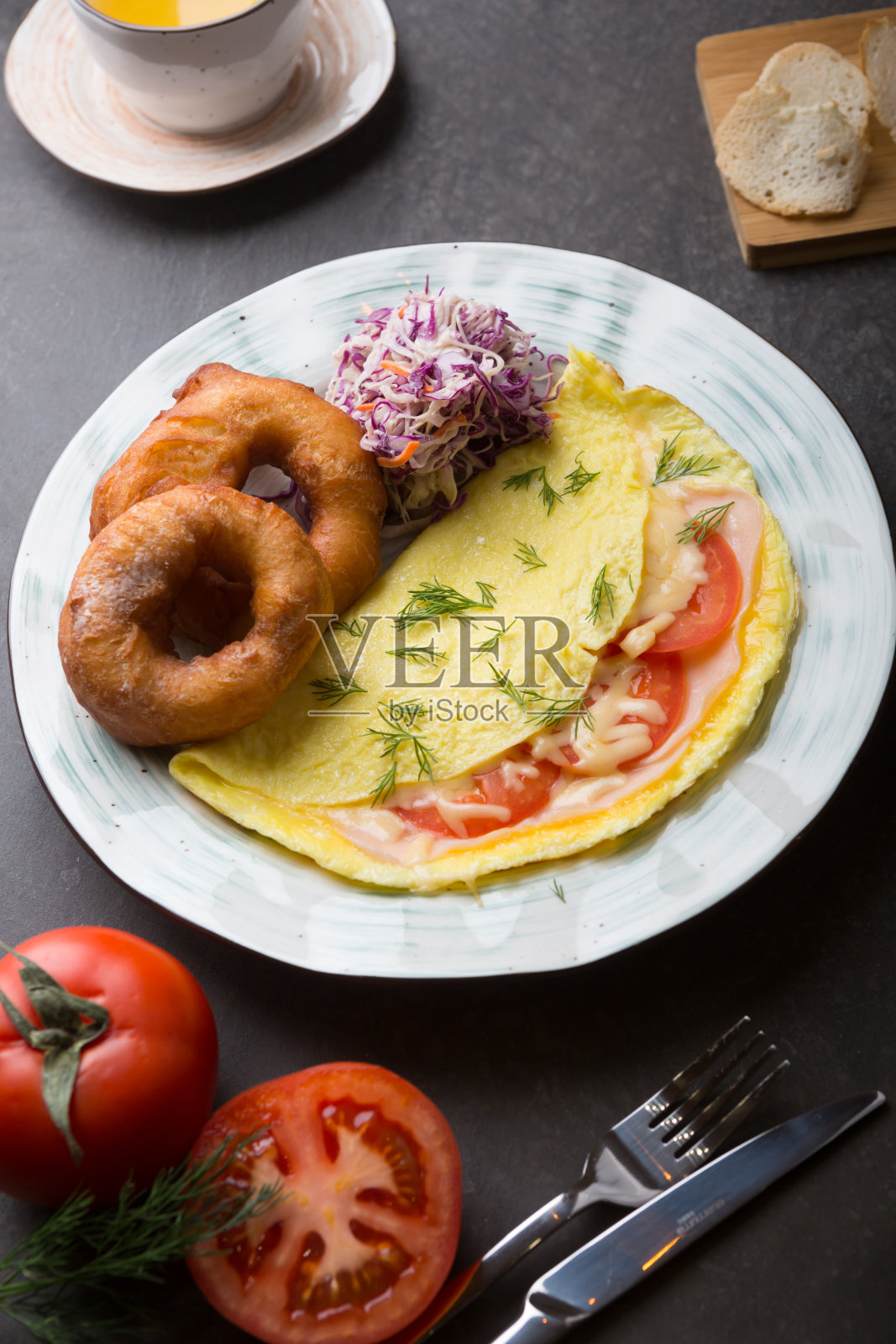 桌子上有早餐吃的甜甜圈和鸡蛋照片摄影图片