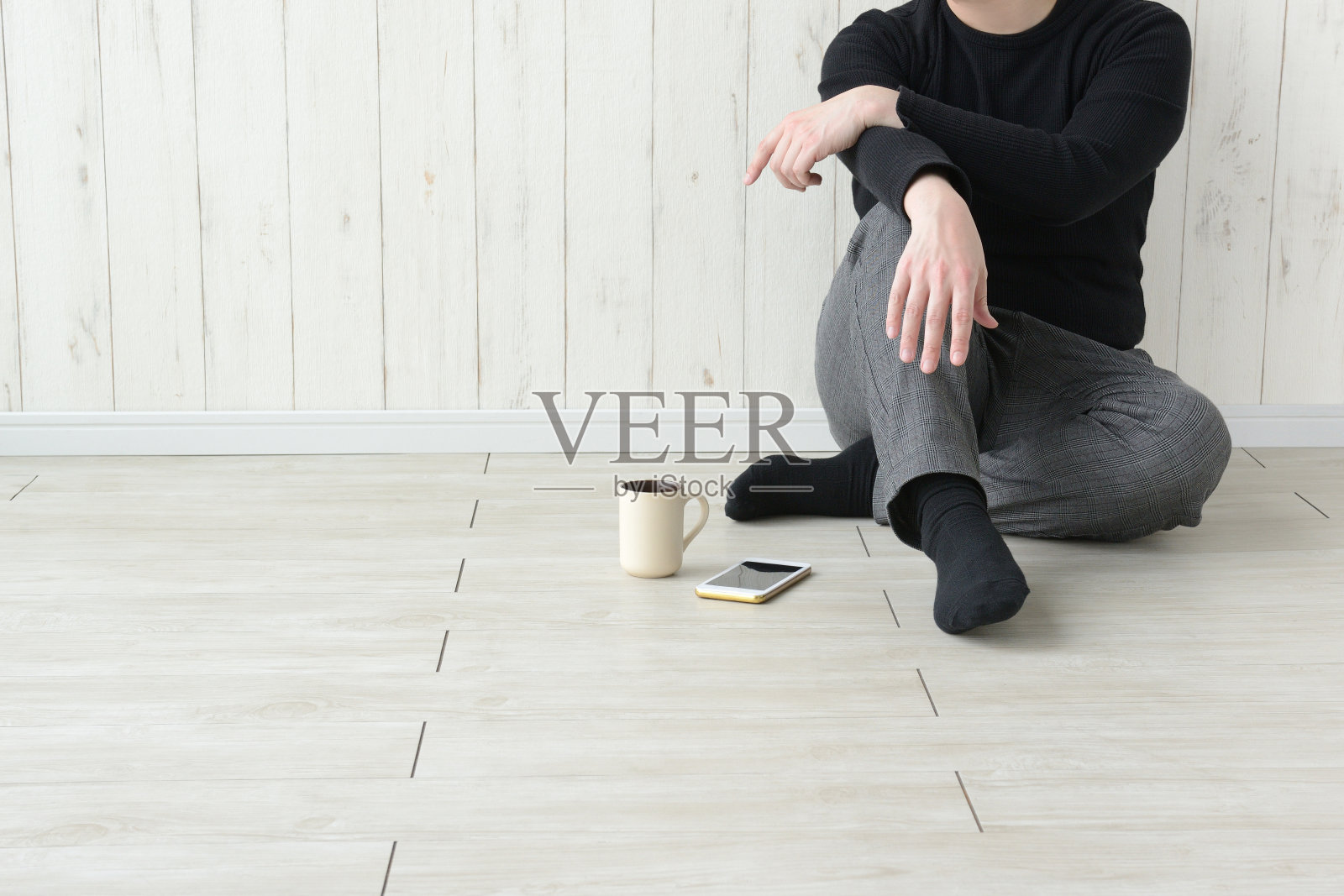 男人独自坐在客厅里思考照片摄影图片