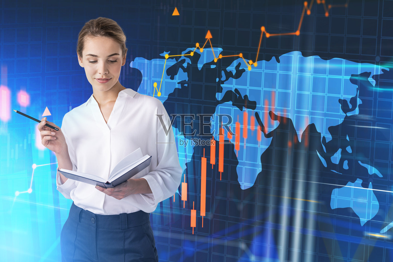 女人带着计划，笔，地图照片摄影图片