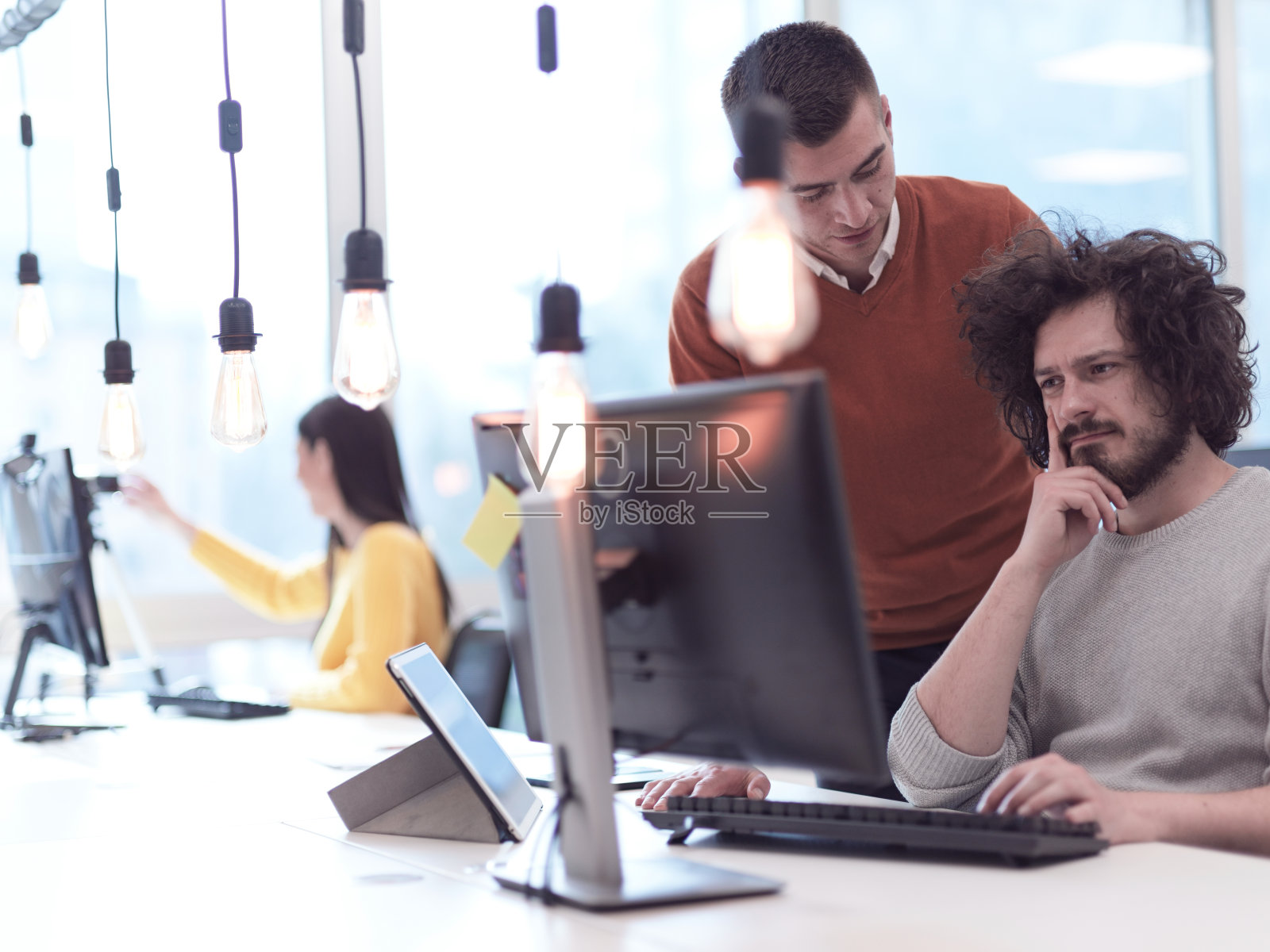 创造性的商务人士团队作为自由职业者在现代共同工作的开放空间办公室照片摄影图片