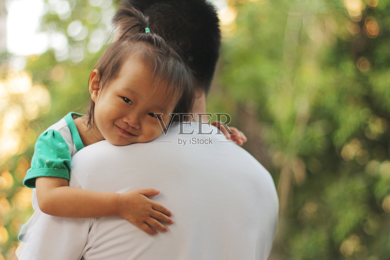 一个亚洲女孩抱着她父亲照片摄影图片