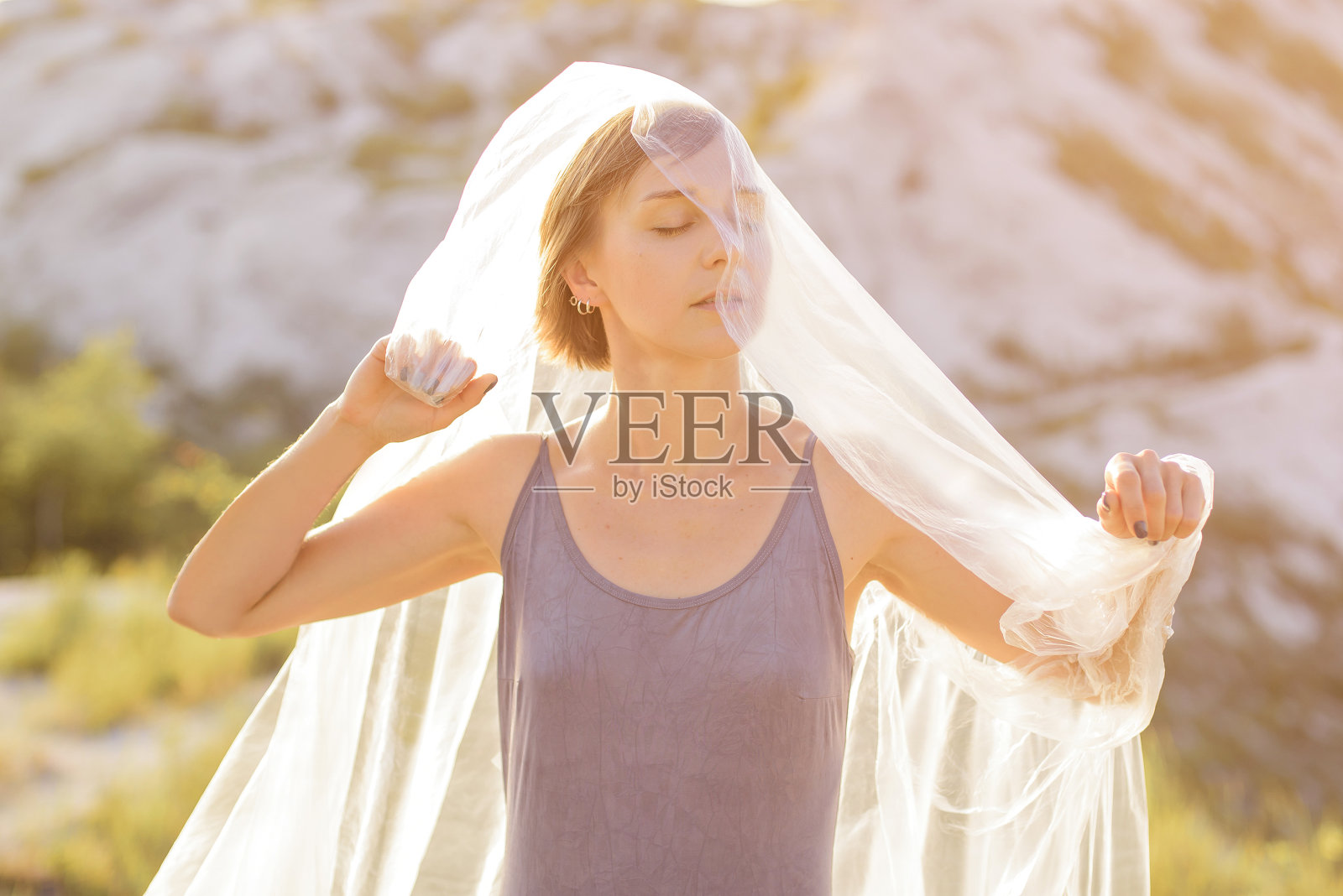 聚乙烯裹着的美女肖像。生态学的概念。照片摄影图片