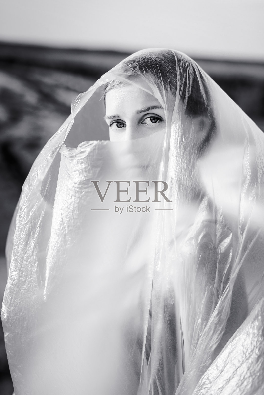 聚乙烯裹着的美女肖像。生态学的概念。照片摄影图片