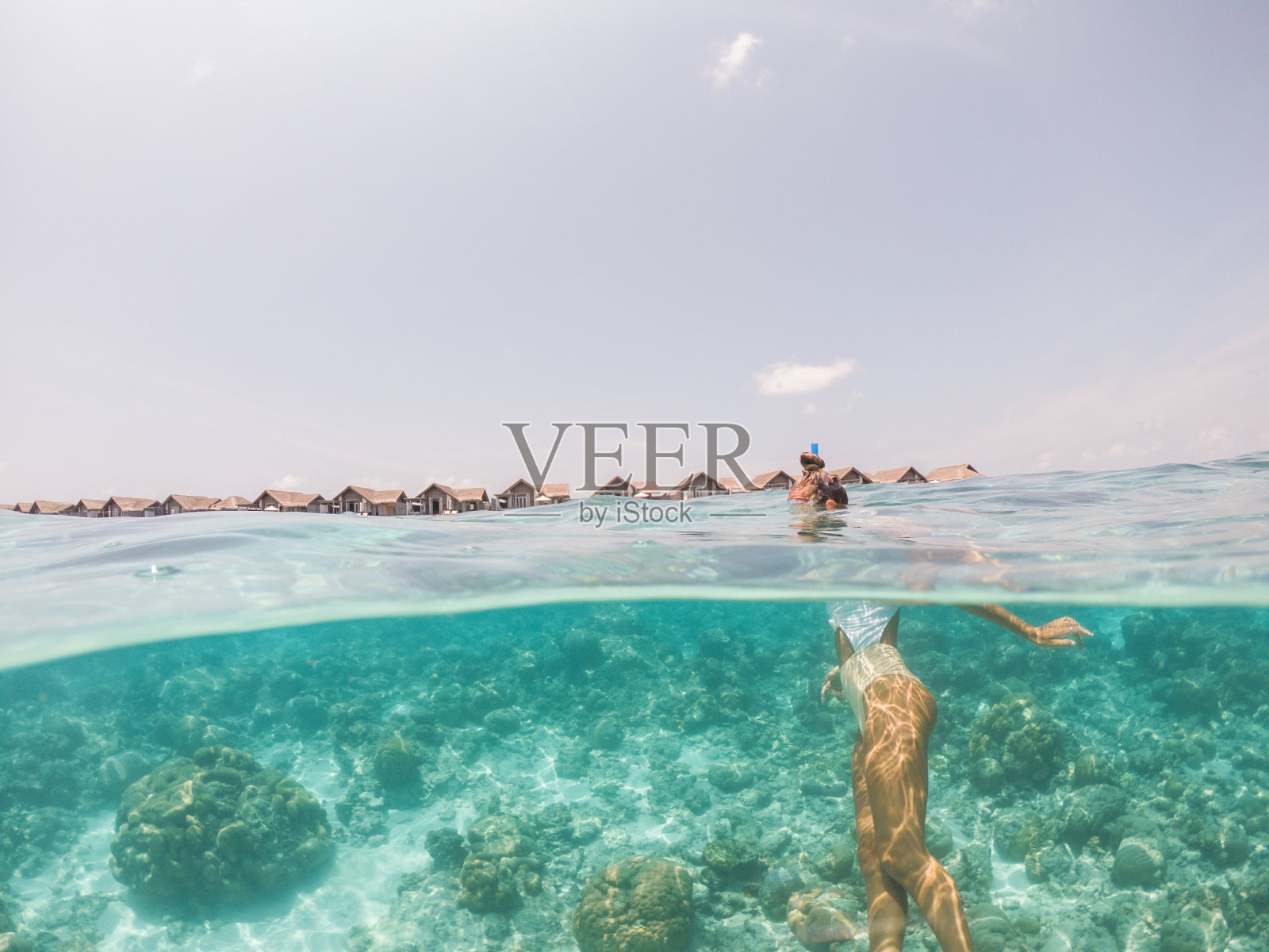 女子浮潜在热带海洋，分割屏幕水下拍摄照片摄影图片