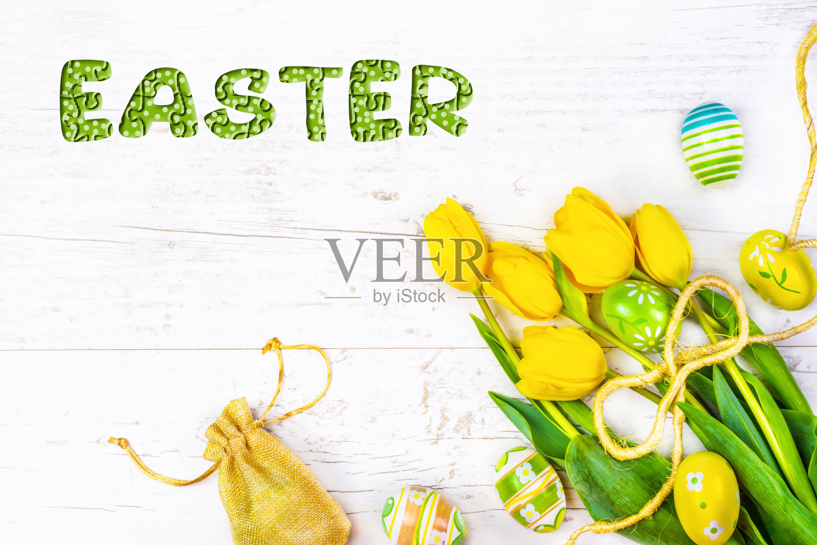 复活节彩蛋，帆布袋上的礼物木质表面。复活节贺卡上有复活节的题词。春天的背景。装饰的纪念鸡蛋在乡村风格照片摄影图片