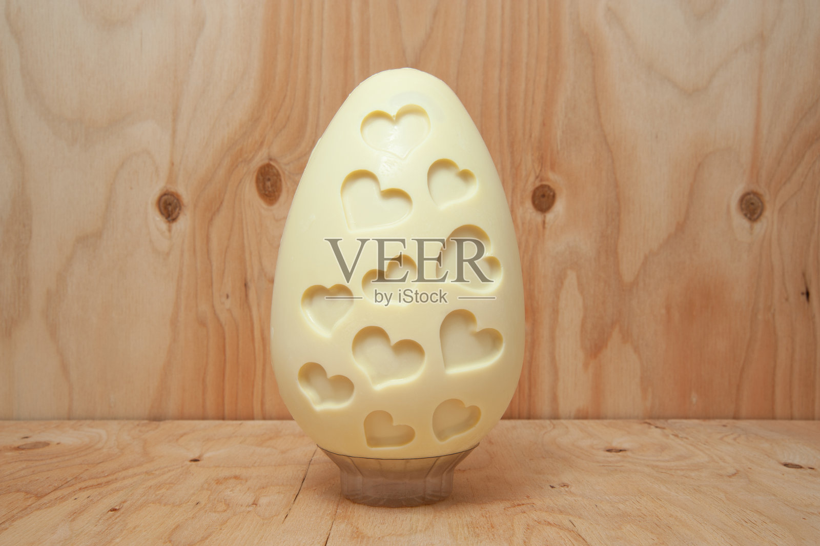 复活节彩蛋-美味的自制心形巧克力蛋。孤立在木质背景上照片摄影图片