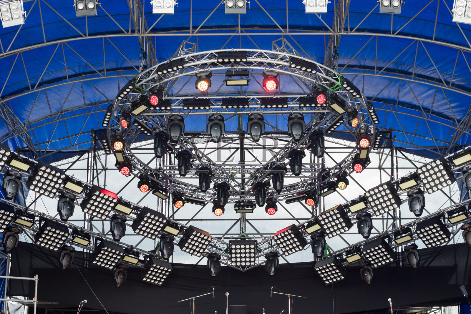 舞台上方的灯光农场，音乐厅舞台上方有很多灯光照片摄影图片