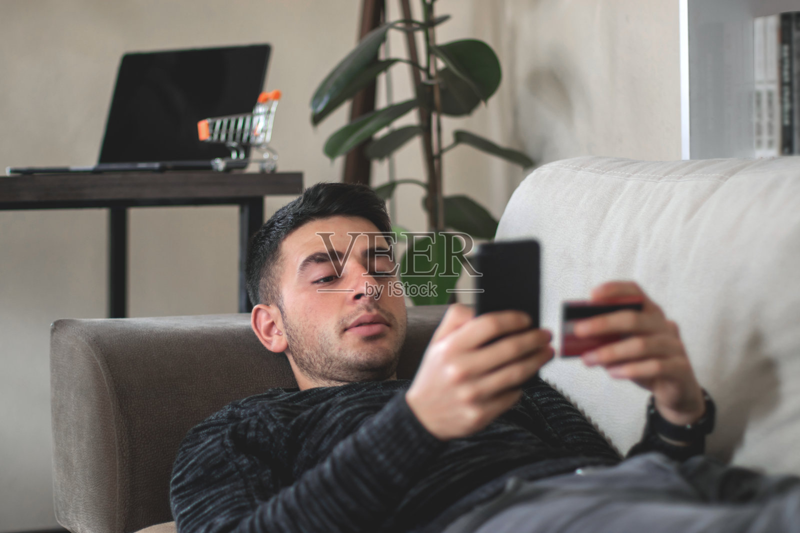 网上购物后用信用卡付款的男子照片摄影图片