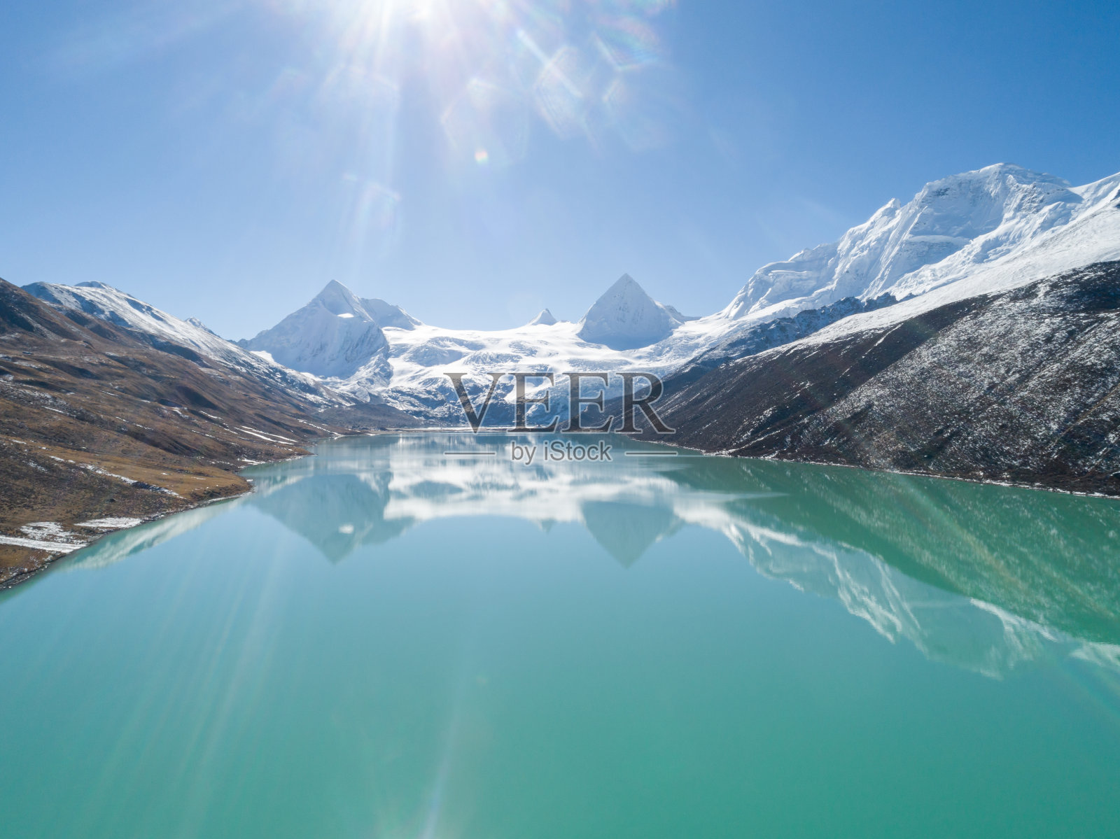 中国西藏，蓝天下的雪山和湖泊照片摄影图片
