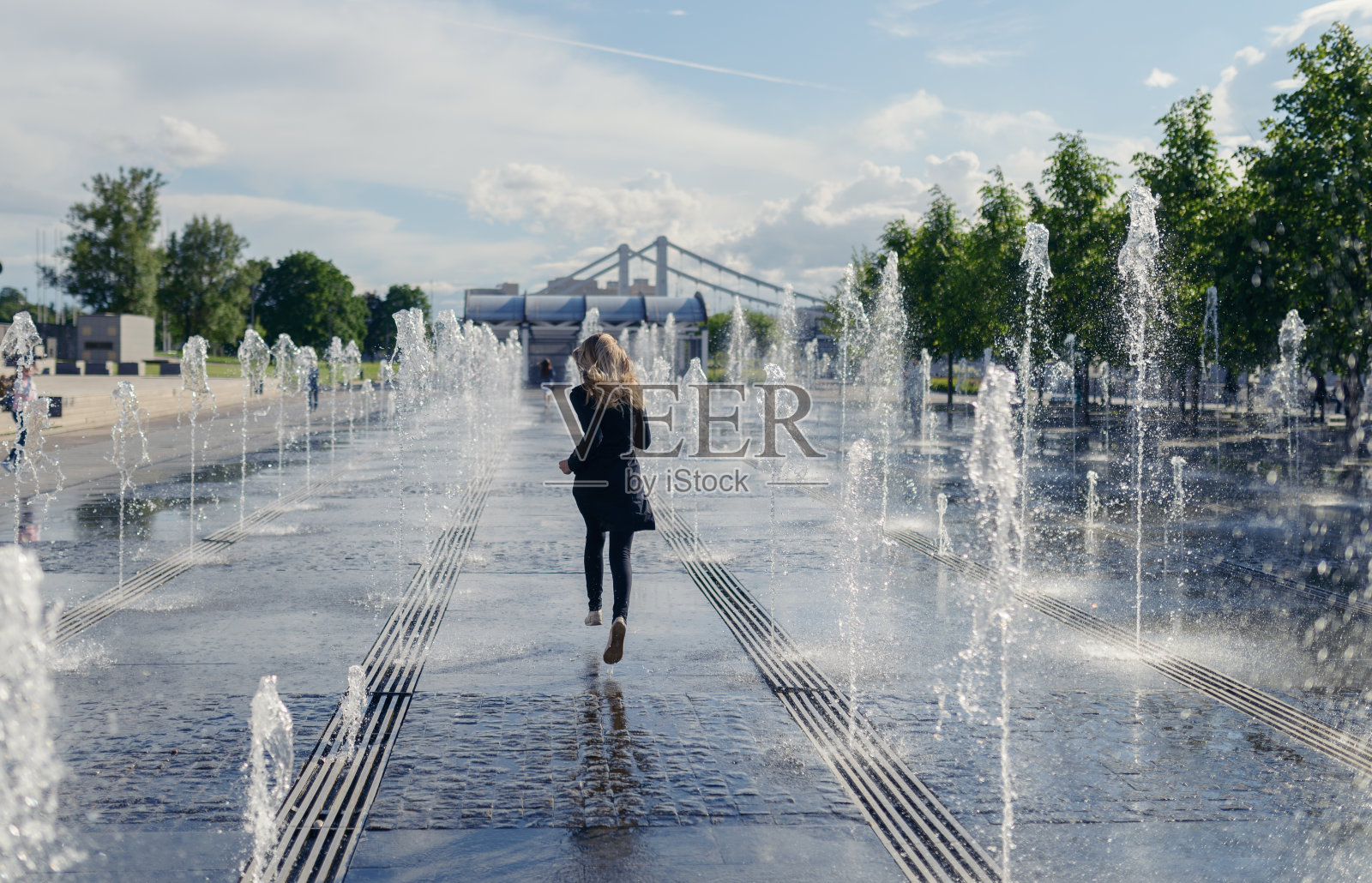 女人享受春天的阳光。照片摄影图片