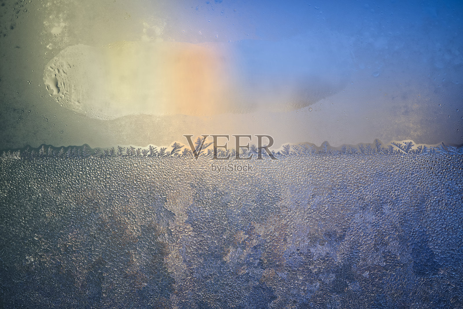 当太阳照射在一层冰或霜上时发出彩虹色的光芒照片摄影图片