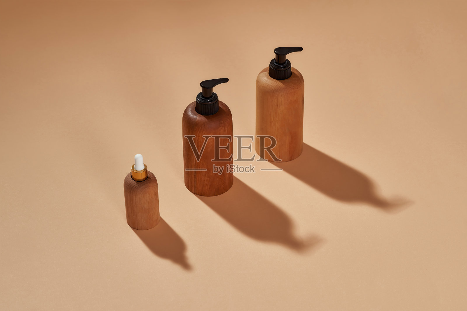 不同尺寸的木瓶隔离在米色背景。24、零浪费，环保生活照片摄影图片