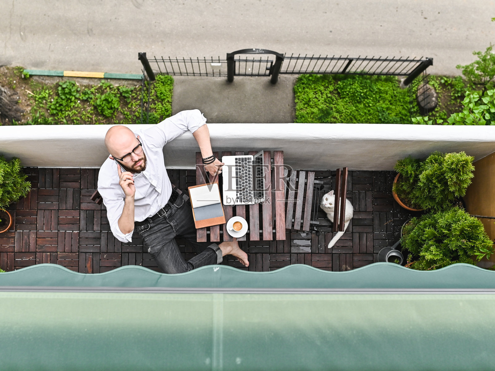 现代人在家里的阳台上工作。自我隔离在家工作。美丽的欧洲的阳台照片摄影图片