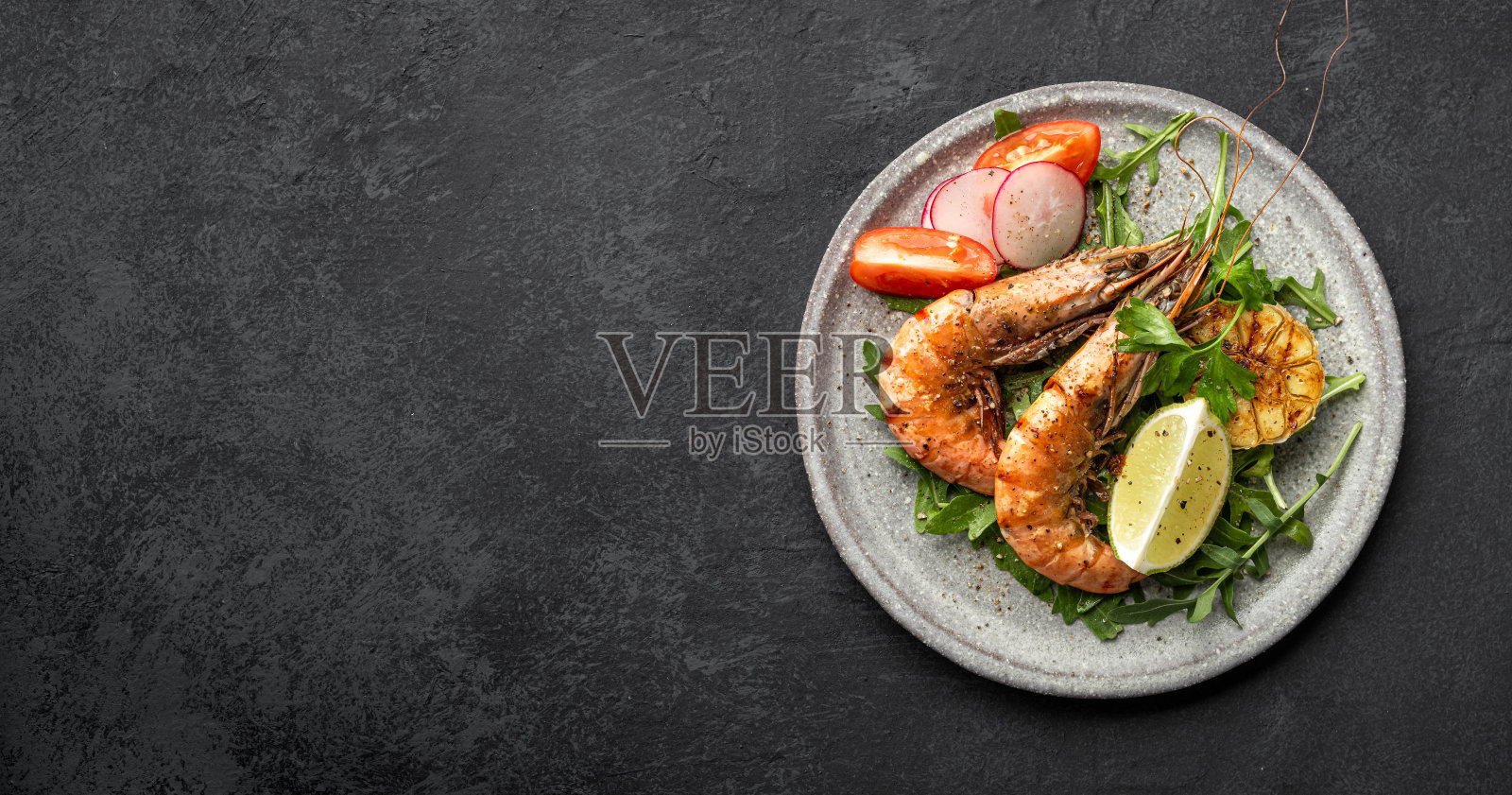 烤虎虾配蔬菜照片摄影图片