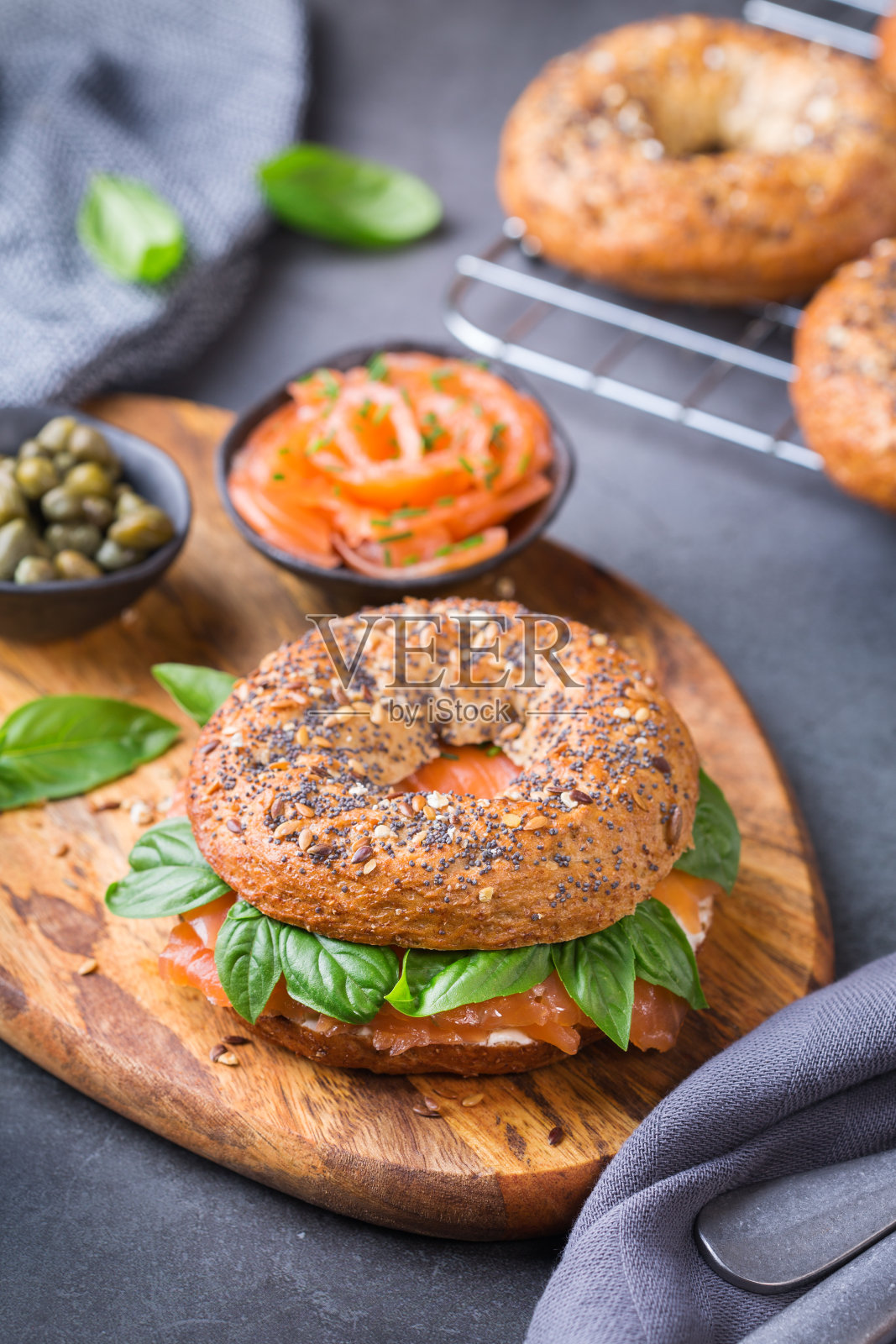 百吉饼配奶油芝士和鲑鱼。盘子，快餐午餐，正餐。照片摄影图片