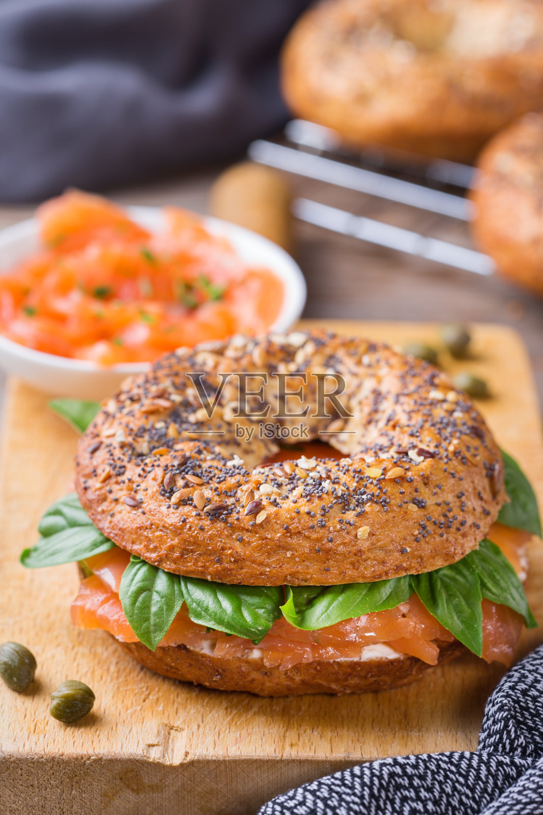 百吉饼配奶油芝士和鲑鱼。盘子，快餐午餐，正餐。照片摄影图片