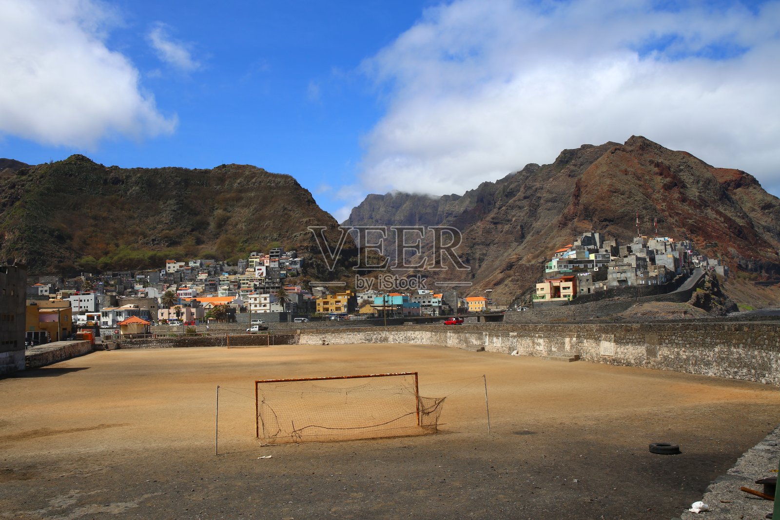 佛得角圣安托岛的简易足球场照片摄影图片