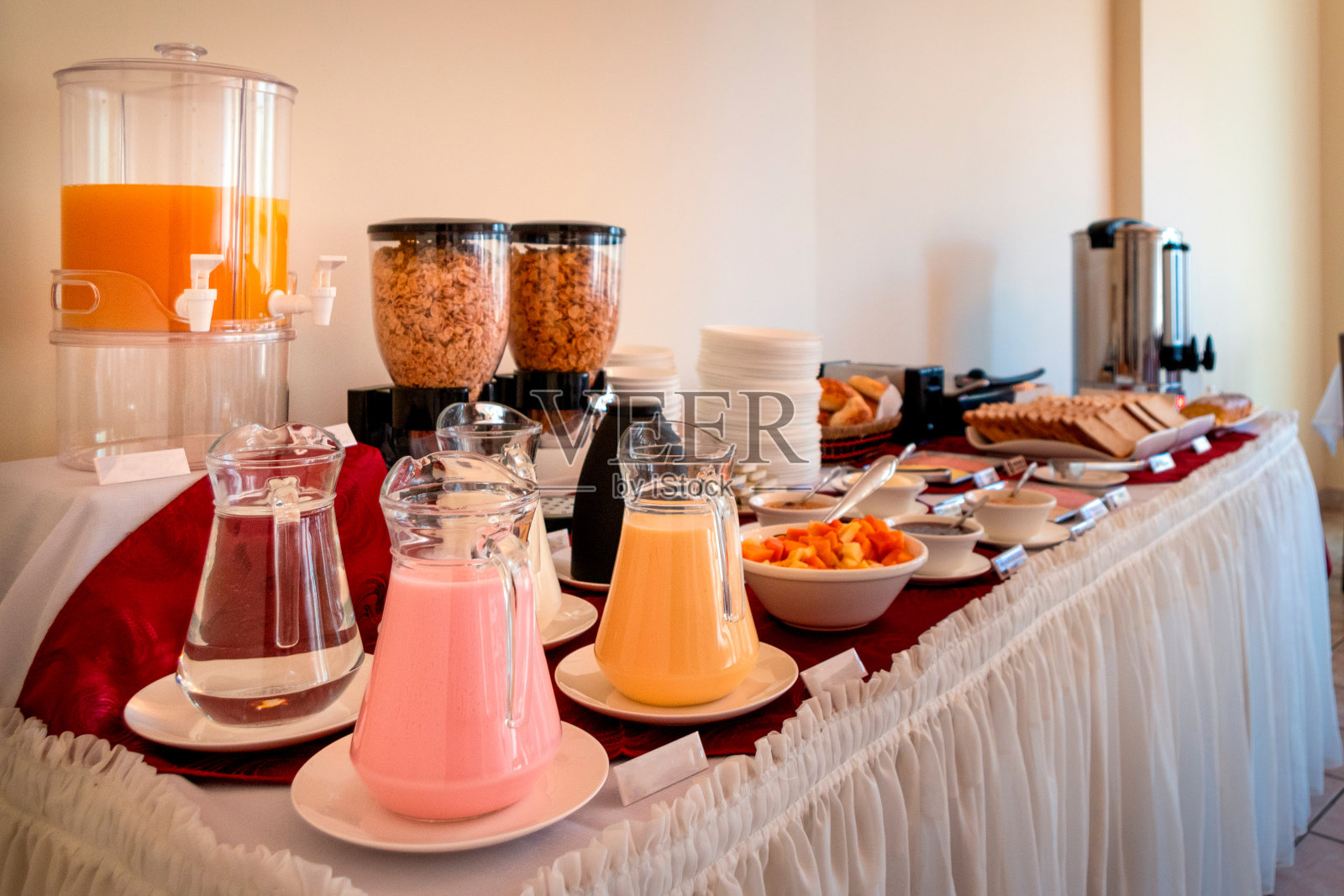 一桌丰盛的自助早餐照片摄影图片