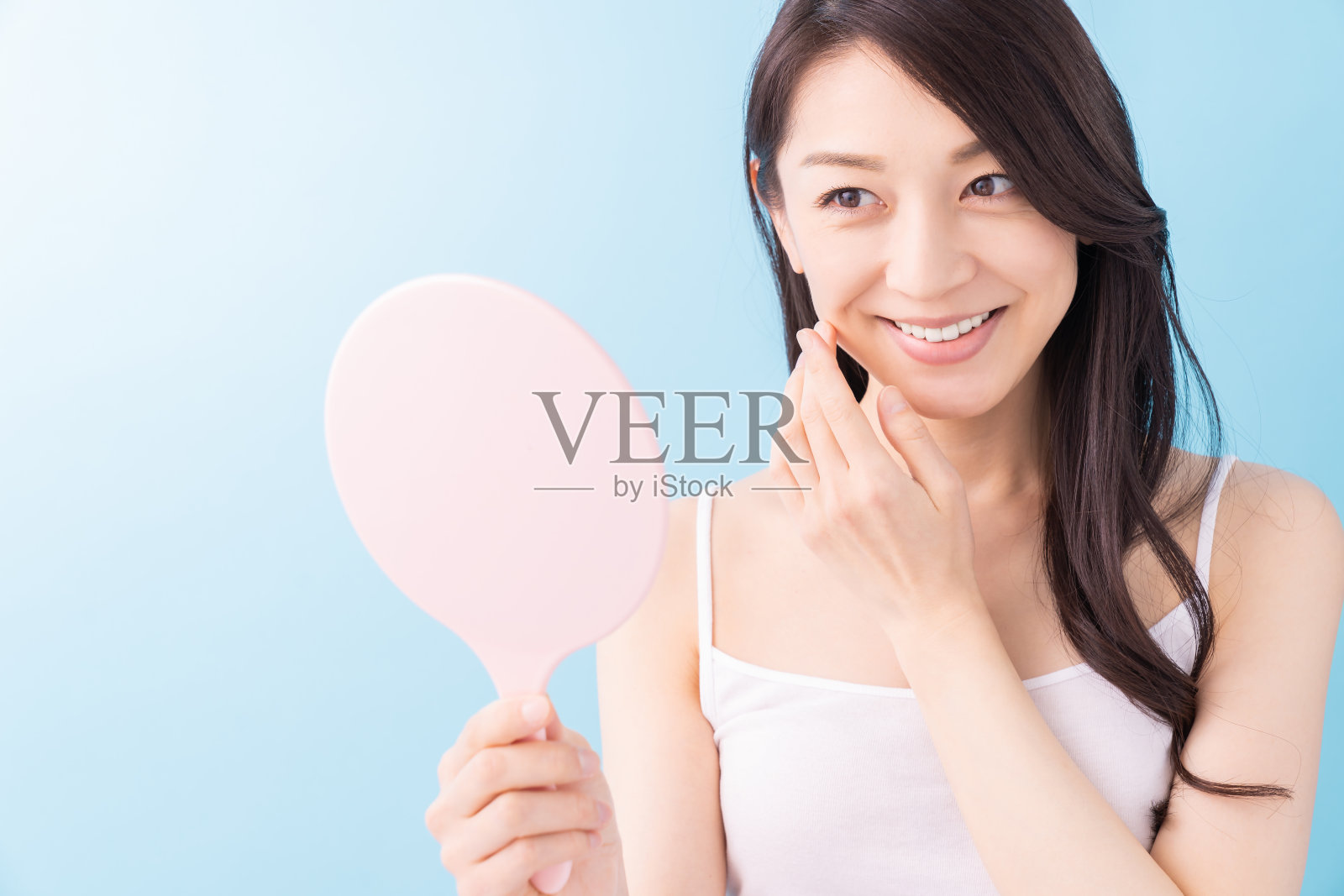 迷人的亚洲美女形象，镜子照片摄影图片