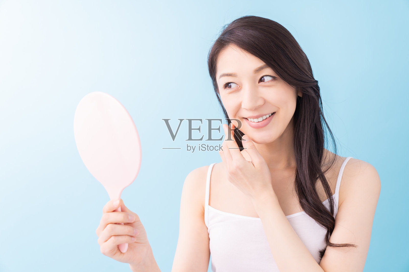 迷人的亚洲女人的美丽形象，镜子照片摄影图片