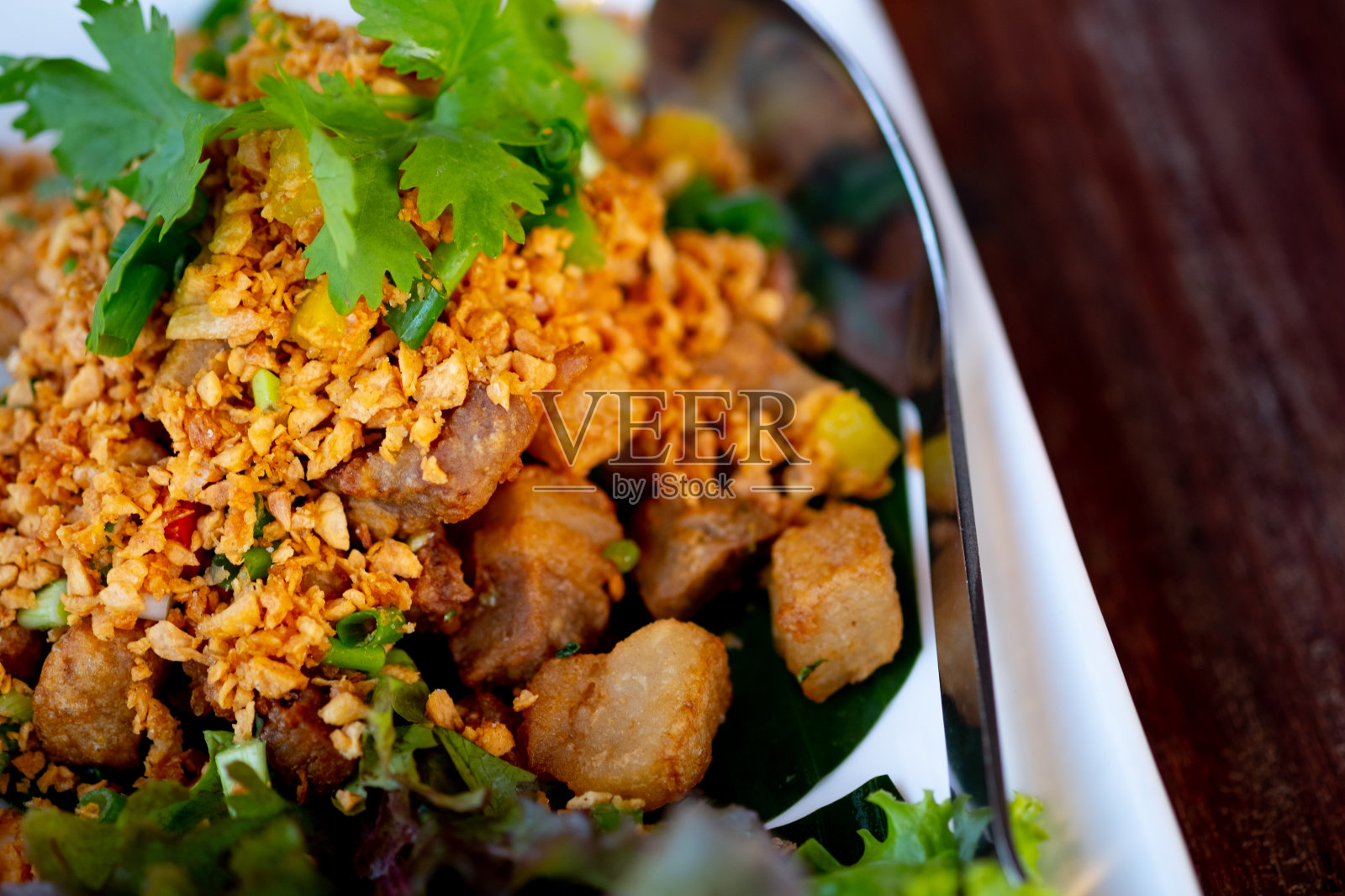 香脆五花肉或炸猪肉撒上炸蒜，合上照片摄影图片