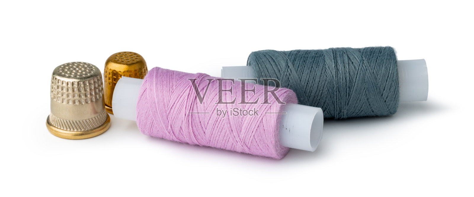 裁缝，针和线在白色的背景照片摄影图片