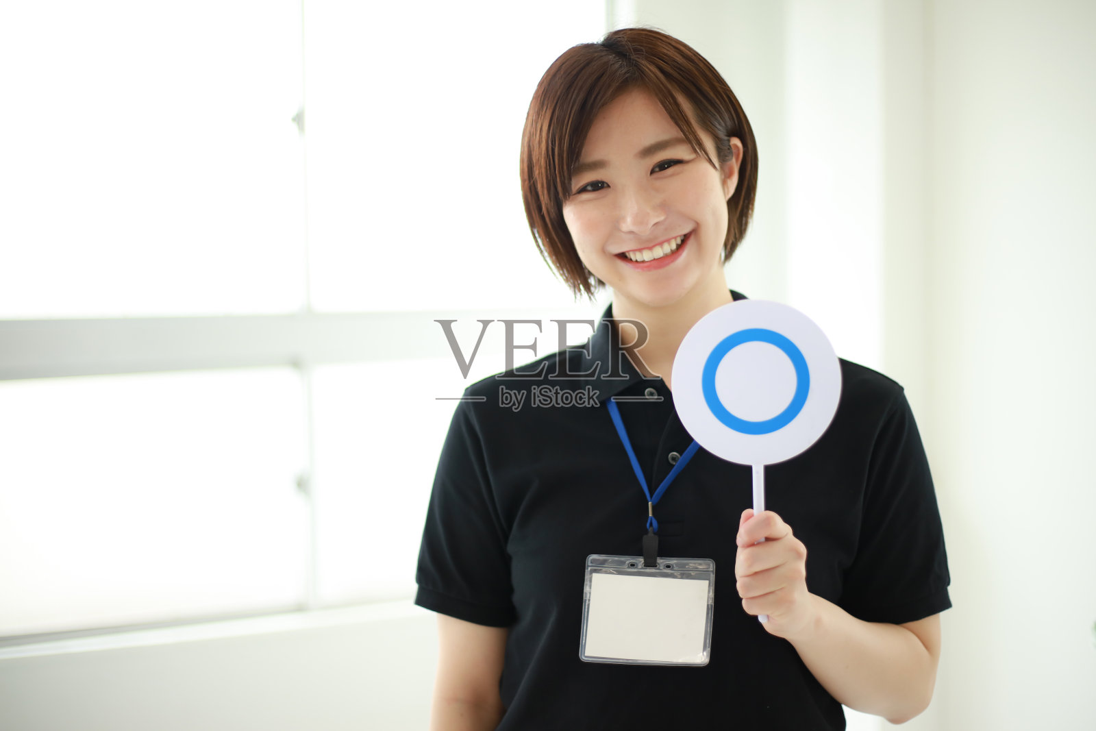 〇带着账单的健身教练形象照片摄影图片