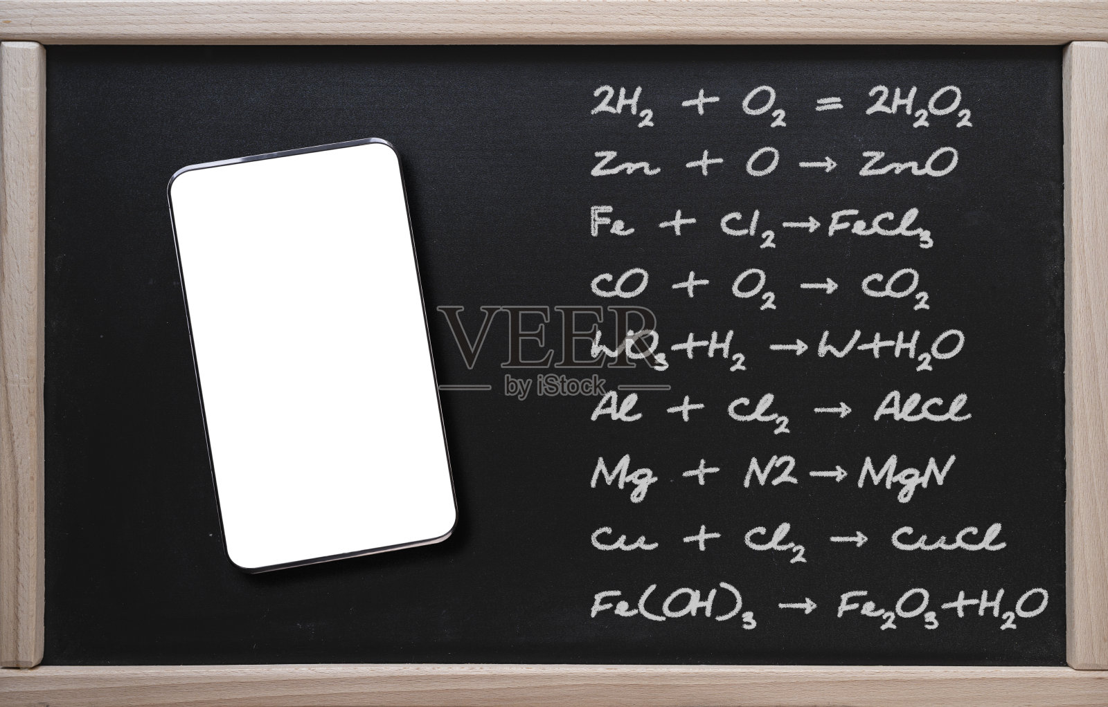 ． 在线培训,化学。在黑板的背景上写有化学公式的写字板照片摄影图片
